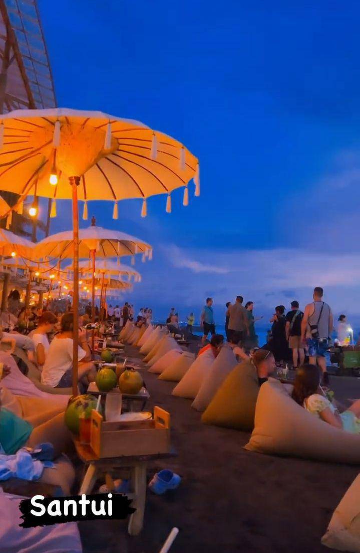 momen Via Vallen dan Chevra menikmati sunset (instagram.com/chevra_yo88)
