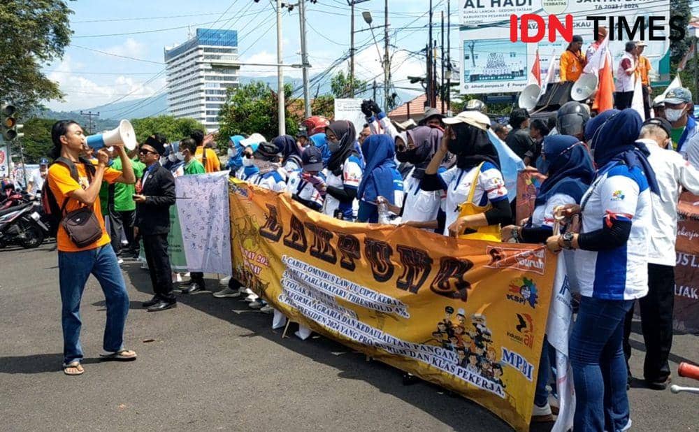 May Day 2023 Lampung, Ratusan Buruh Gelar Aksi Damai hingga Long March