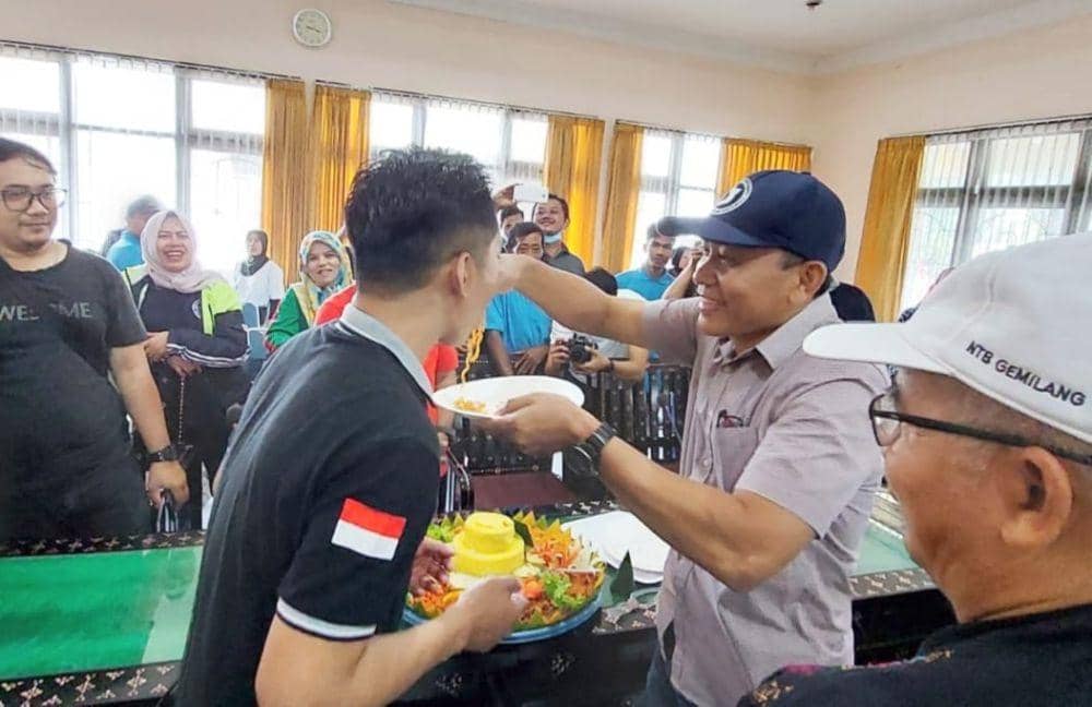 Perwakilan serikat pekerja disuapi nasi tumpeng. (dok. Istimewa)