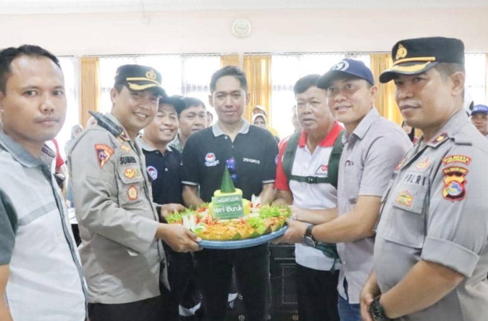 Hadiah kejutan nasi tumpeng kepada serikat pekerja dari Kapolresta Mataram. (dok. Istimewa)