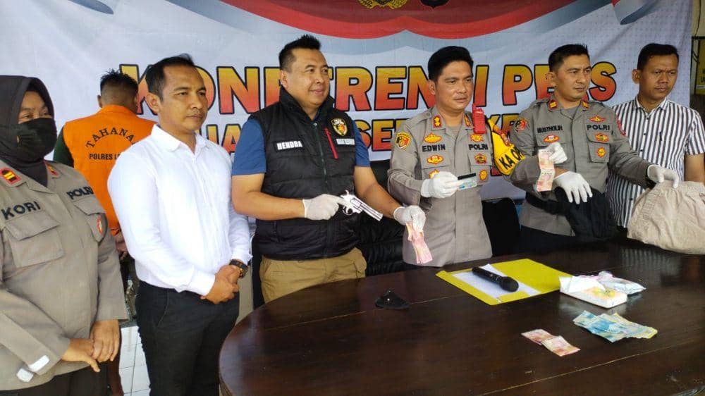 Konferensi pers Polres Lampung Selatan atas kasus perampokan gerai BRI Link melibatkan tersangka pecatan PNS. (Dok.Polres Lampung Selatan)