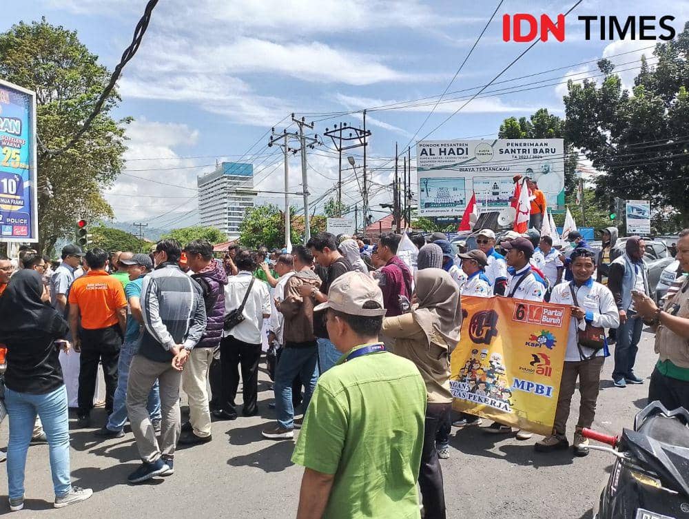 Aksi ratusan buruh di Lampung pada 1 May Day 2023. (IDN Times/Tama Yudha Wiguna).