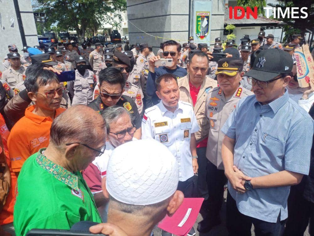 Aksi ratusan buruh di Lampung pada 1 May Day 2023. (IDN Times/Tama Yudha Wiguna).