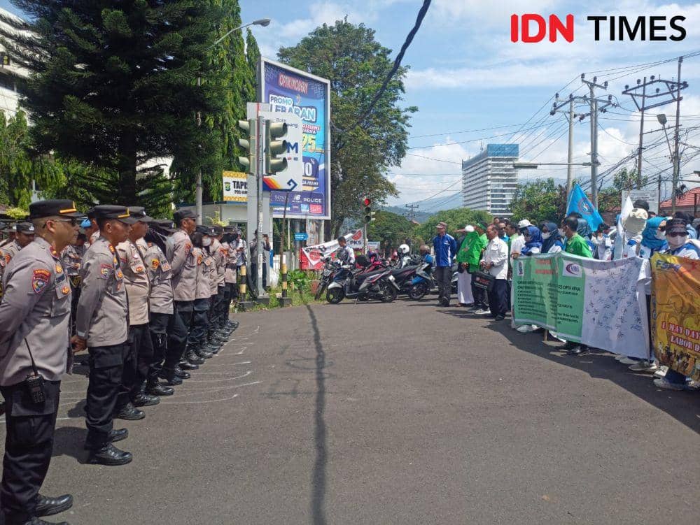 Aksi ratusan buruh di Lampung pada 1 May Day 2023. (IDN Times/Tama Yudha Wiguna).