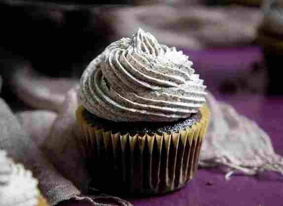 ilustrasi sebuah cupcake dengan oreo buttercream  (instagram.com/wildwildwhisk)