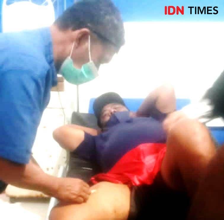 Abdullah korban gigitan buaya di waduk PT Argo Indomas saat ditangani di Puskesmas Sepaku I (IDN Times/Ervan)