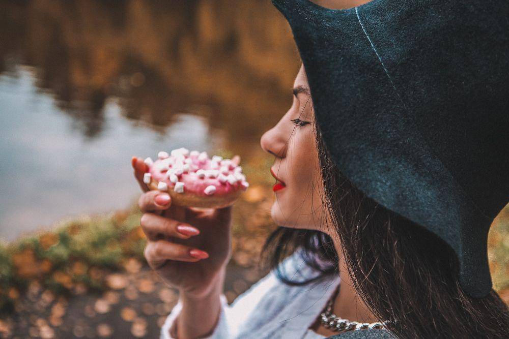 ilustrasi makan makanan manis (pexels.com/Екатерина Шумских)