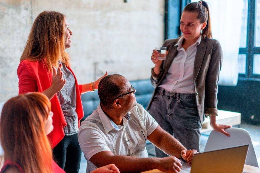 ilustrasi sekelompok teman (pexels.com/Oleksandr Pidvalnyi)