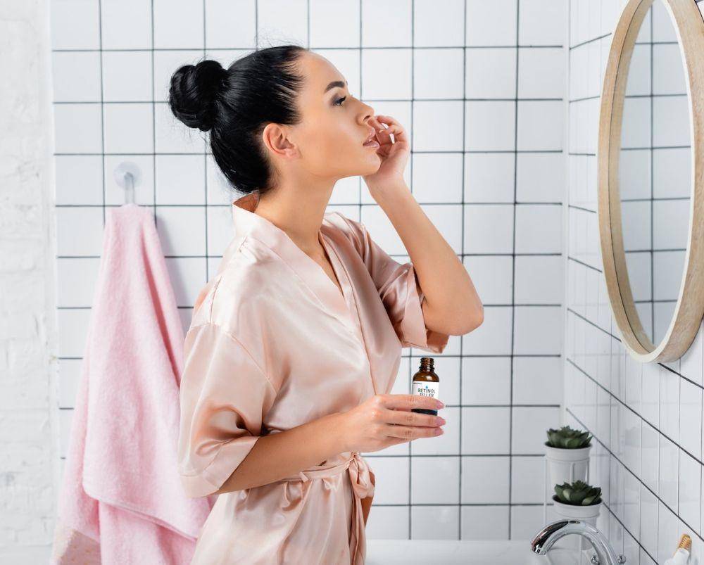 ilustrasi menggunakan serum retinol (pexels.com/Radiance Beauva)