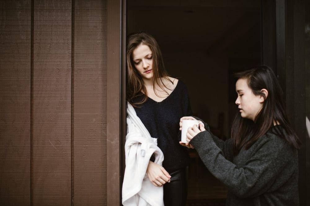 ilustrasi dua perempuan (pexels.com/RODNAE Productions)