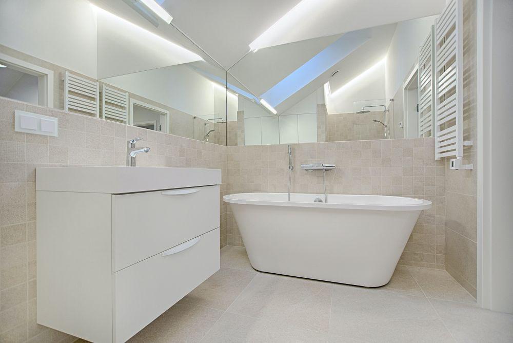 kamar mandi dengan freestanding bathtub (pexels.com/Vecislavas Popa)