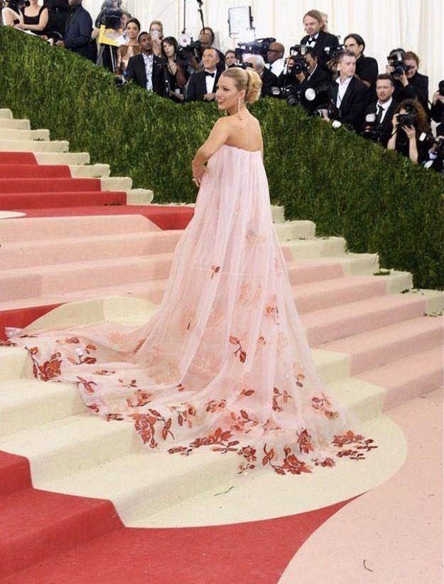 Blake Lively di MET GALA 2016 (instagram.com/blakelively)