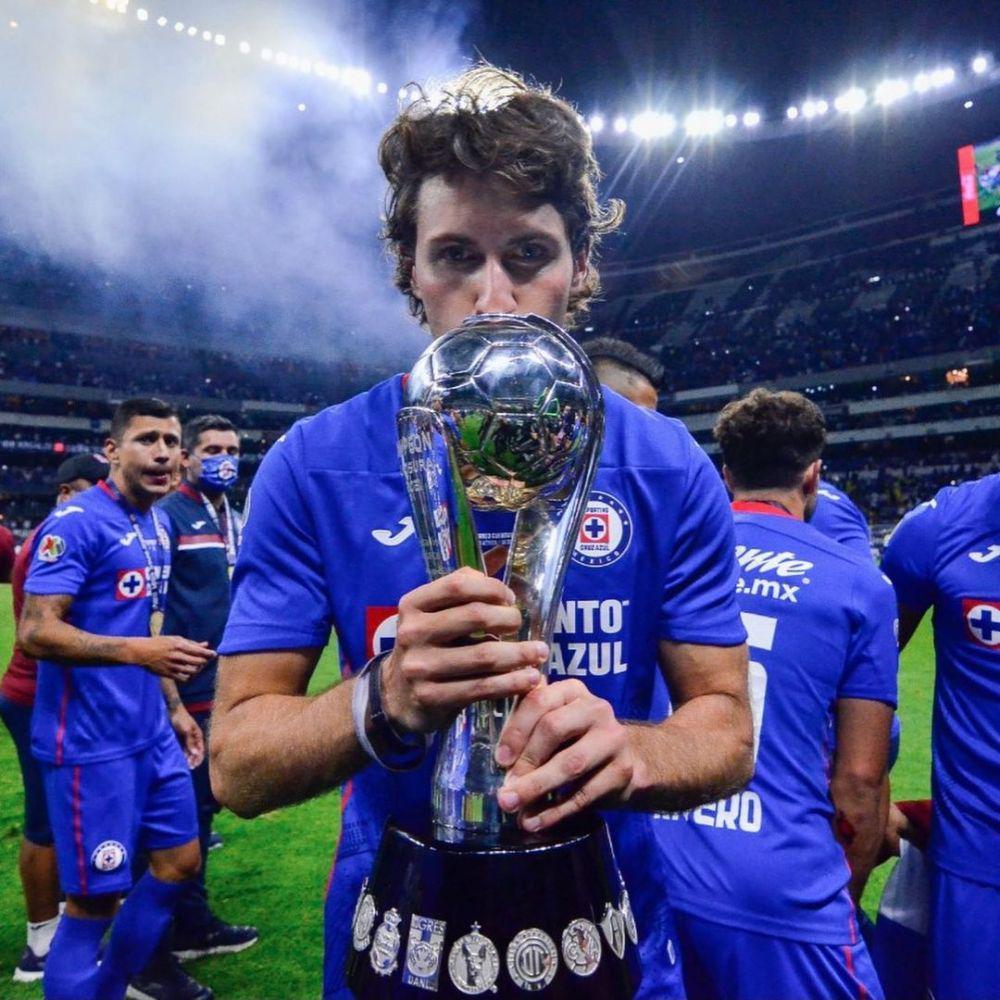 Santiago Gimenez dengan trofi Liga Clausura Meksiko. (instagram.com/sant.gimenez)
