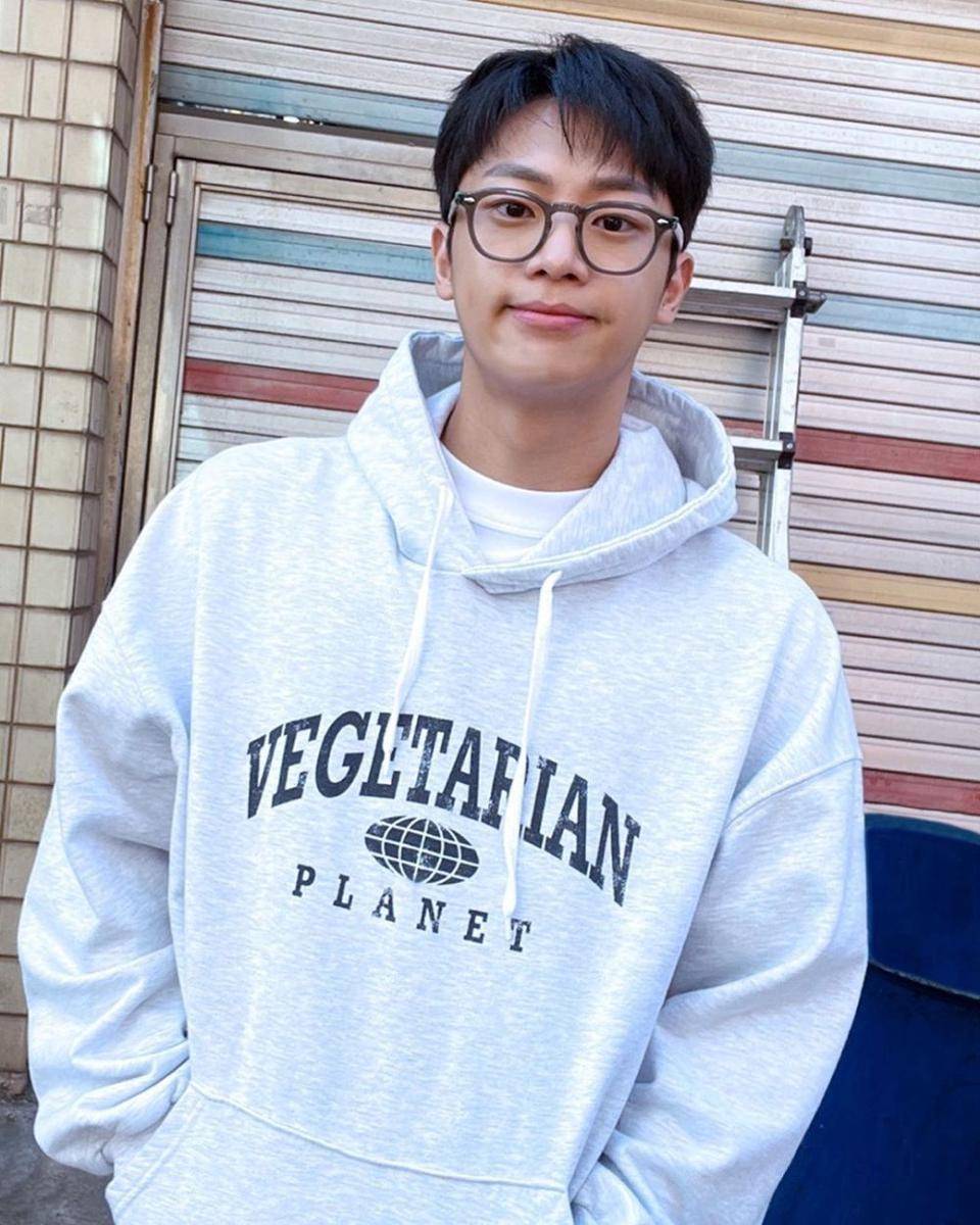 Lee Sin Young (instagram.com/leesin_y)