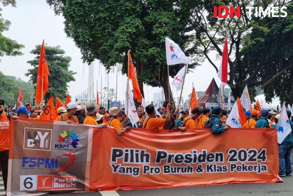 Sejumlah massa buruh melakukan aksi May Day di kawasan Patung Kuda, Jakarta, Senin (1/5/2023). (IDN Times/Ilman Nafi'an)