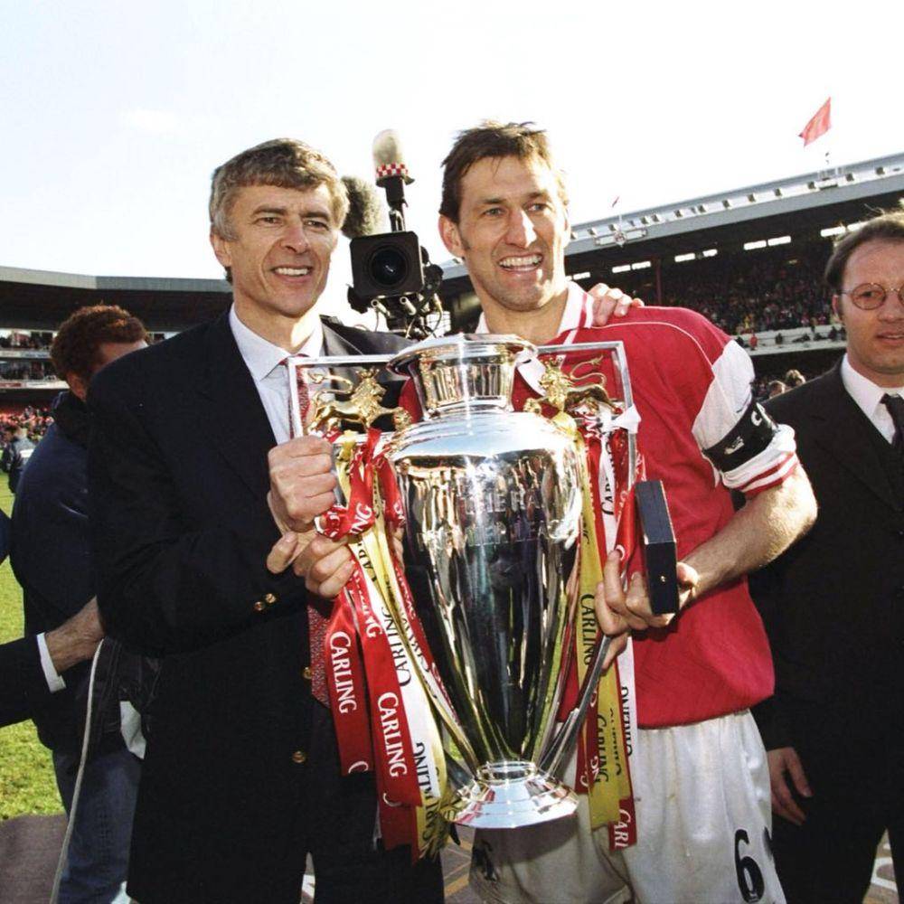 Legenda Arsenal, Tony Adams, dan Arsene Wenger merayakan gelar Premier League bersama Arsenal. (instagram.com/tonyadamsofficial)