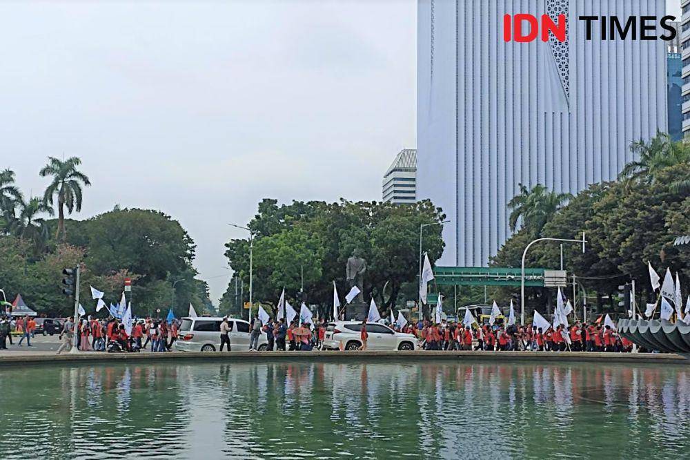 Area Patung Kuda Mulai Dikosongkan, Buruh Bergerak ke Istora Senayan. (IDN Times/Lia Hutasoit)