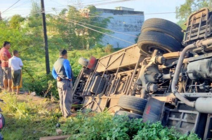 Bus Pariwisata-Avanza Adu Kambing di Jalintim, 1 Orang Tewas