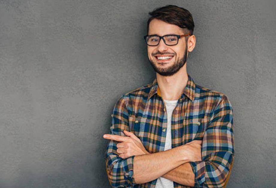 ilustrasi pria yang tersenyum (istockphoto.com/g-stockstudio)