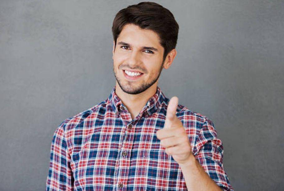 ilustrasi pria yang tersenyum (istockphoto.com/g-stockstudio)