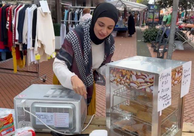 potret Shireen Sungkar berjualan di Belanda (youtube.com/The Sungkars)