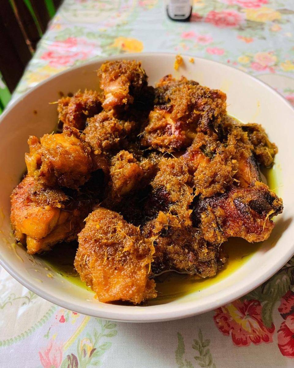 ilustrasi ayam bumbu hitam (instagram.com/mia_yuks)