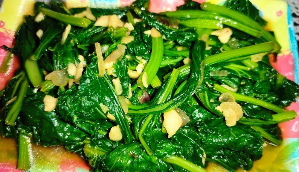 sawi ijo bawang putih (instagram.com/saladdapur_tyashopp)