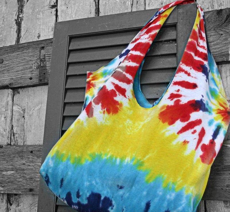 Ilustrasi Tie Dye Tote Bag (https://www.flickr.com/photos/trashn2tees/)