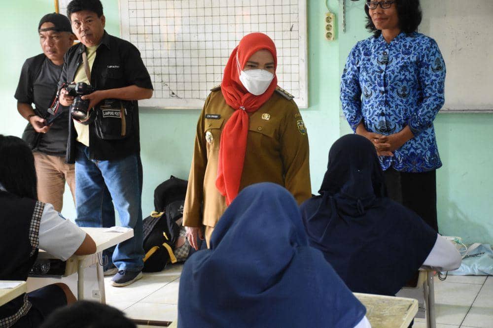 Wali Kota Eva Dwiana meninjau sekolah di Bandar Lampung. (IDN Times/Istimewa)