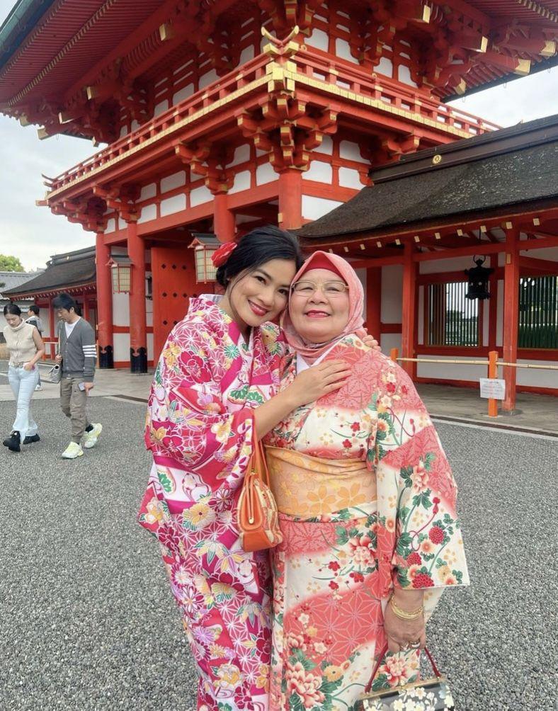 Titi Kamal pakai kimono saat liburan di Jepang (instagram.com/titi_kamall)