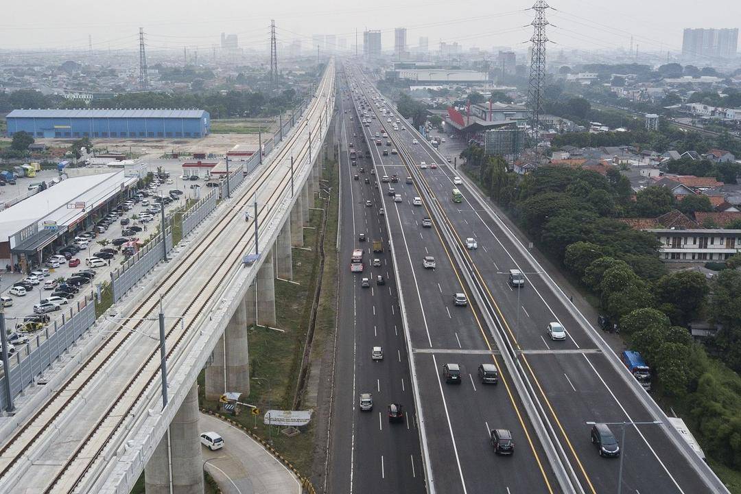 Pantauan arus milir Lebaran 2023 di Tol Cikampek dan Jalan Tol Layang MBZ, Senin (1/5).