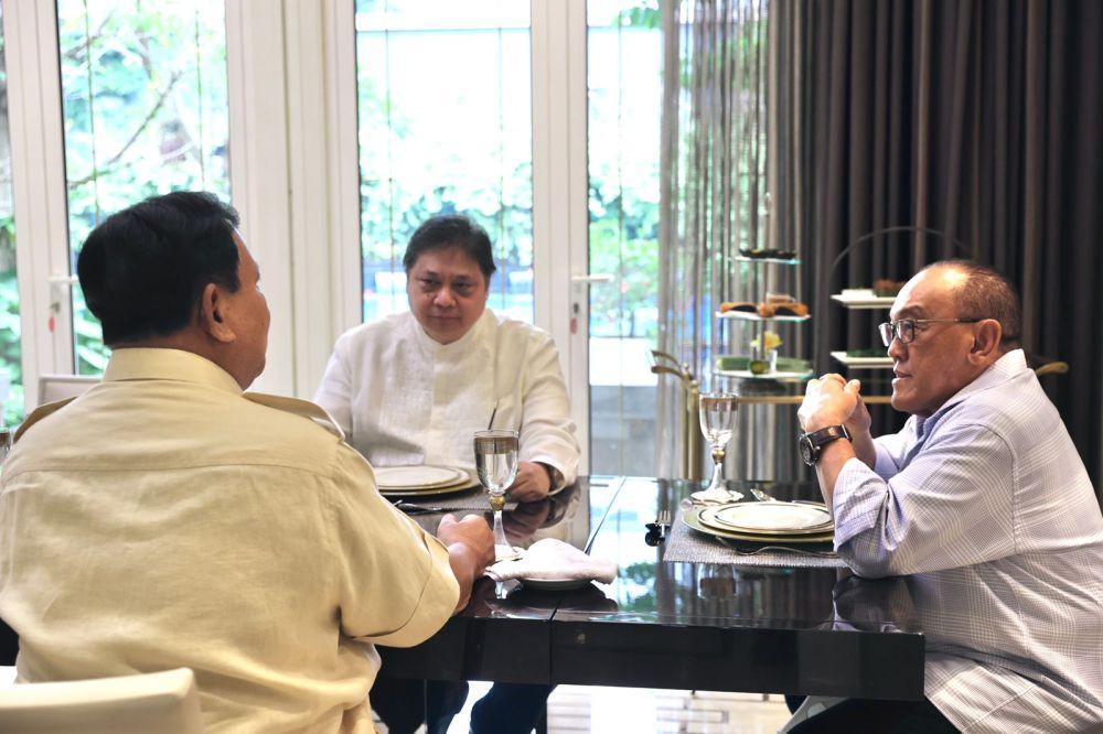 Ketua Umum Partai Gerindra Prabowo Subianto bersama Ketua Umum Golkar Airlangga Hartarto bersilaturahmi ke kediaman Ketua Dewan Pembina Partai Golkar, Aburizal Bakrie yang berada di Jalan Ki Mangunsarkoro Nomor 42, Menteng, Jakarta Pusat (dok. Tim Dokumentasi Gerindra)