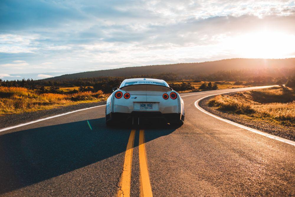 ilustrasi belajar mengendarai mobil (unsplash.com/Erik Mclean)