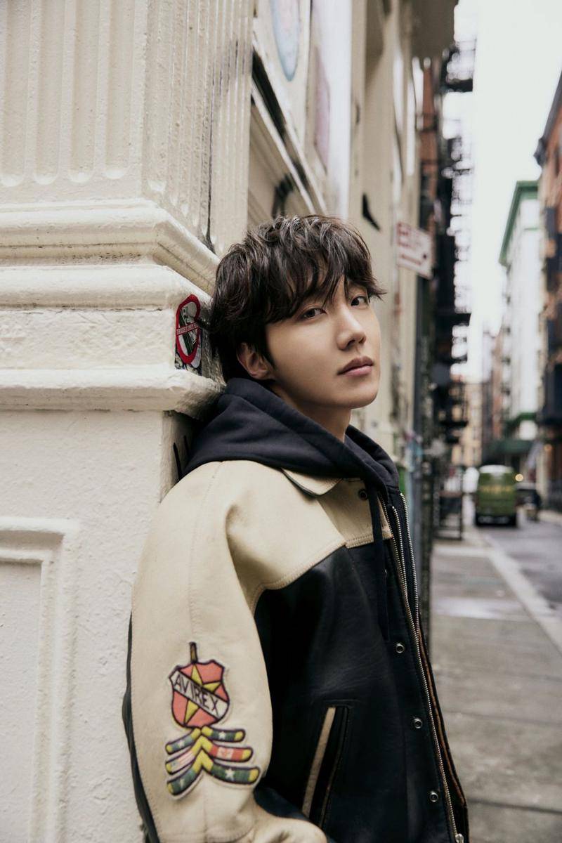 J-Hope di foto konsep on the street (twitter.com/BIGHIT_MUSIC)