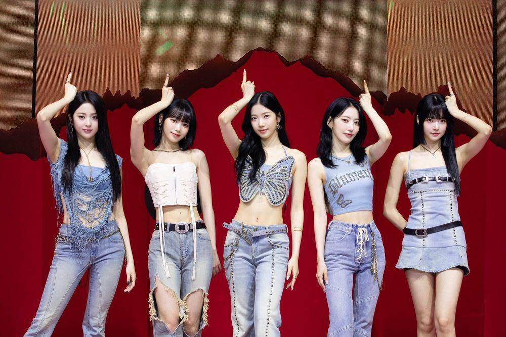 Showcase comeback LE SSERAFIM (twitter.com/Kpop_Herald)