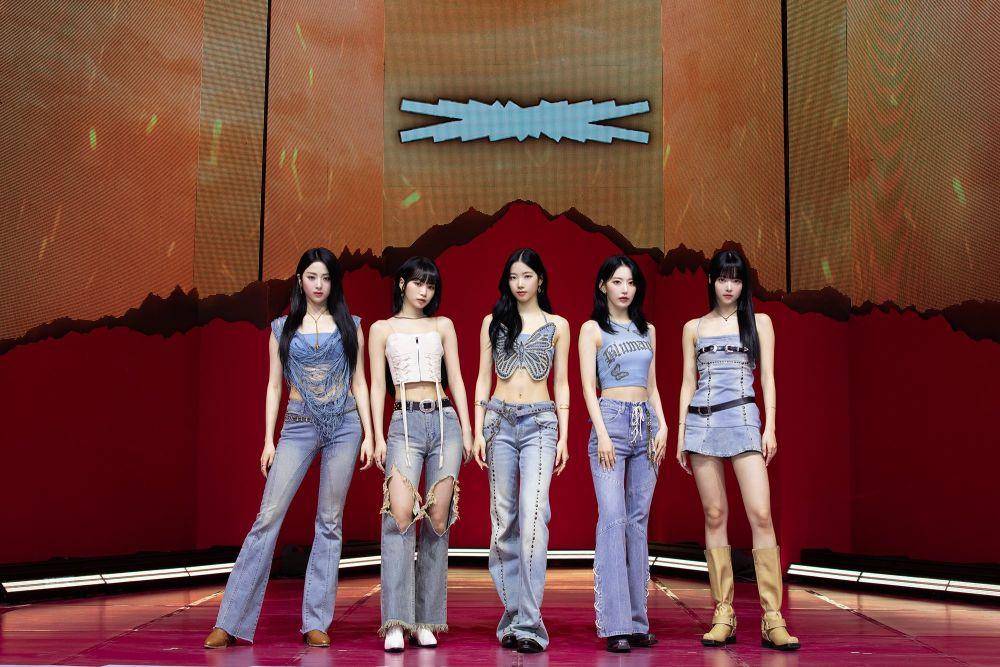 Showcase comeback LE SSERAFIM (twitter.com/Kpop_Herald)