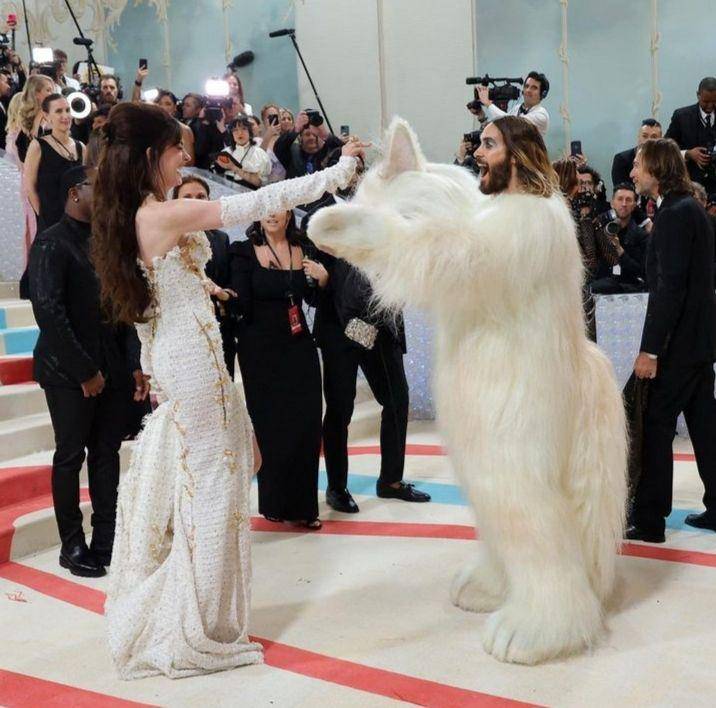 potret Anne Hathaway dan Jared Leto di Met Gala 2023 (instagram.com/enews)