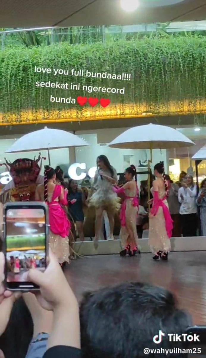 potret Bunda Corla konser di Bali (tiktok.com/wahyuilham25)