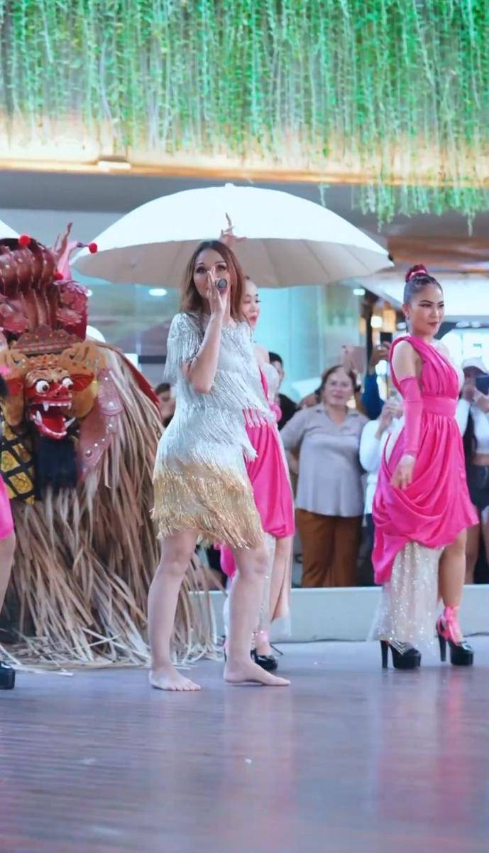 potret Bunda Corla konser di Bali (instagram.com/msglowbeauty)