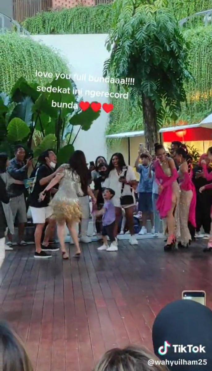 potret Bunda Corla konser di Bali (tiktok.com/wahyuilham25)