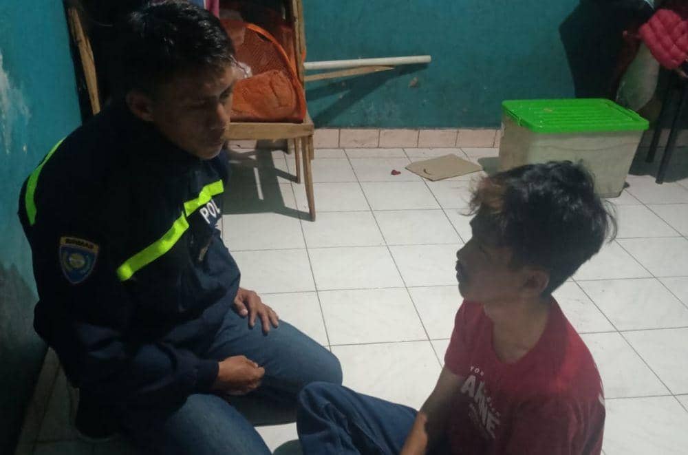 Anggota Polsek Rappocini, Aipda Syarifuddin saat menasehati AS usai nyaris menikam orangtuanya. (Istimewa)