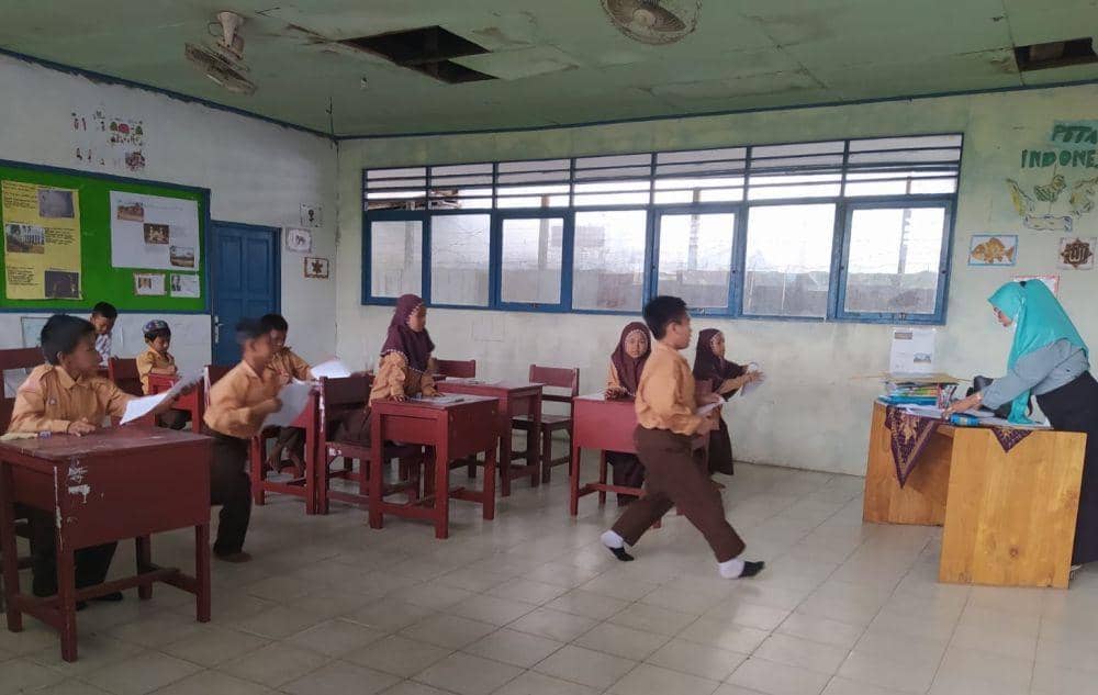 Salah satu sekolah SD di Banjarmasin yang pelakunya sudah mulai rusak.