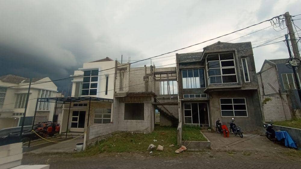 Penampakan rumah yang tak kunjung dibangun di Manali Hill Residence. (IDN Times/Rizal Adhi Pratama)