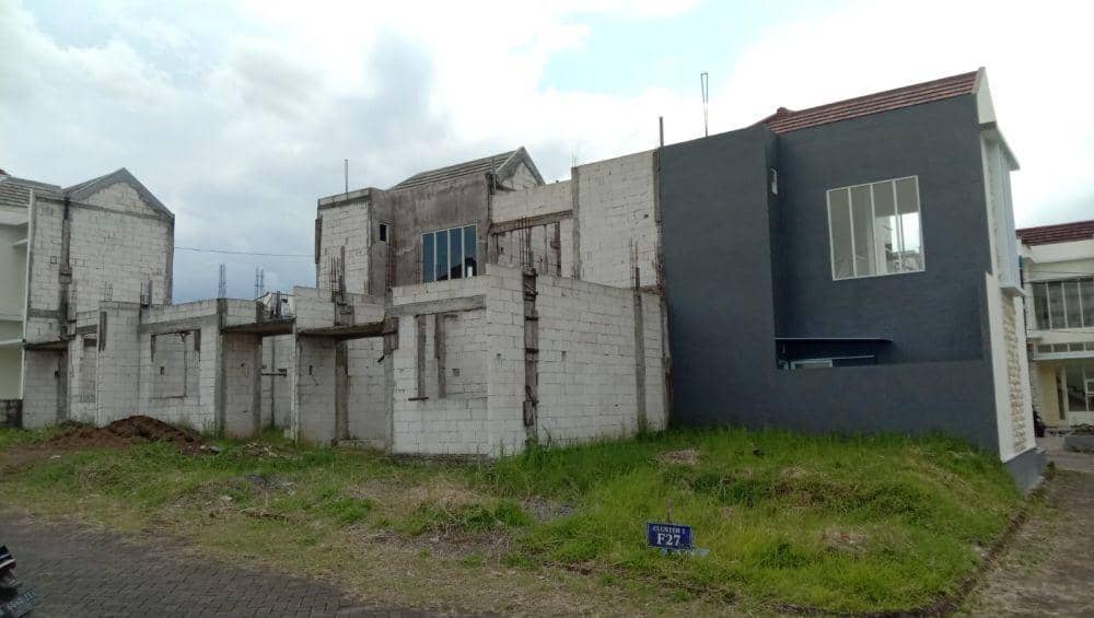 Kondisi fondasi rumah mangkrak di Perumahan Manali Hill Residence. (IDN Times/Rizal Adhi Pratama)