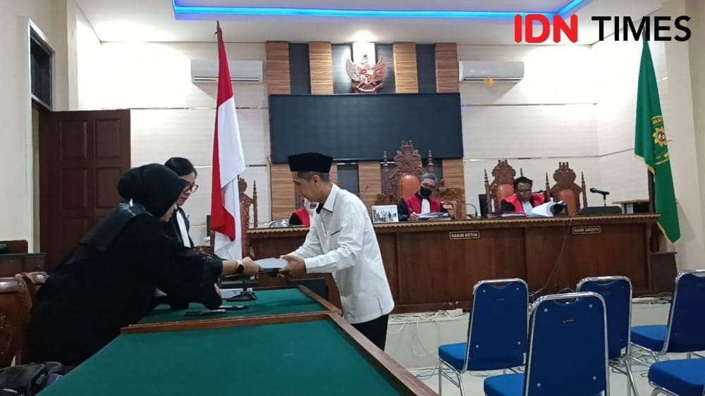 Sidang suap agenda pledoi perkara PMB Unila di PN Tipikor Tanjungkarang, Selasa (2/5/2023). (IDN Times/Tama Yudha Wiguna).