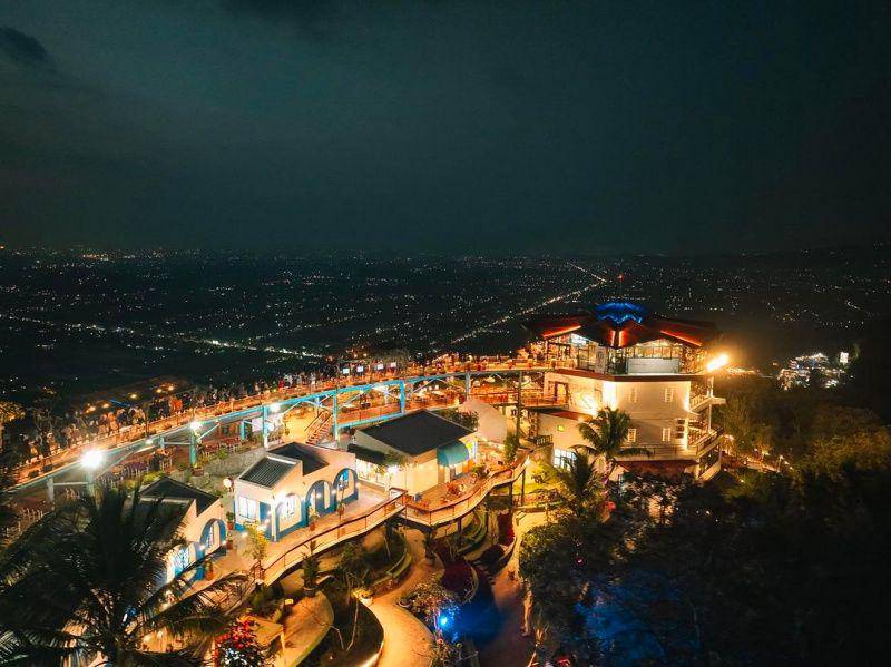 gambar pemandangan di HeHa Sky View pada malam hari (instagram.com/hehaskyview)