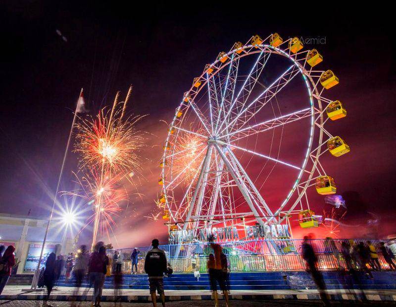 gambar pemandangan di Sindu Kusuma Edupark pada malam hari (instagram.com/iaraemid)