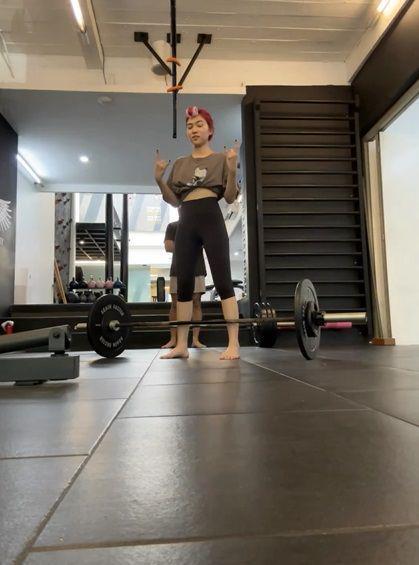 potret Isyana sarasvati olahraga beban (instagram.com/isyanasarasvati)