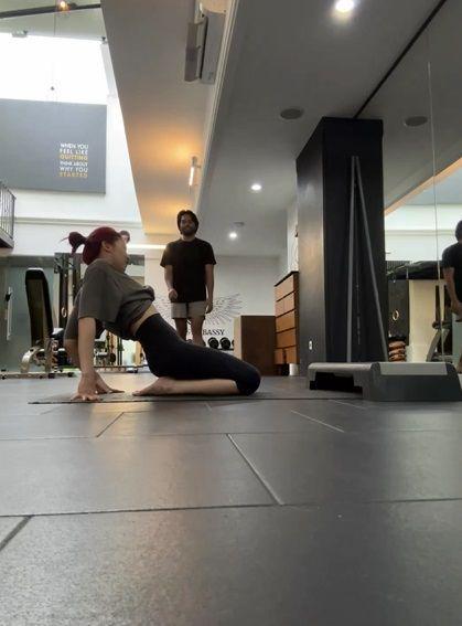 potret Isyana sarasvati olahraga beban (instagram.com/isyanasarasvati)