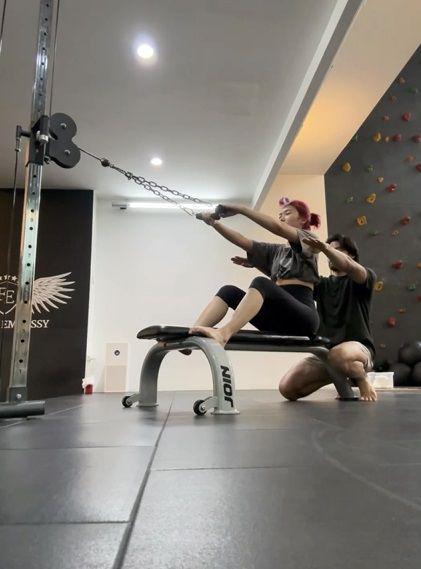 potret Isyana sarasvati olahraga beban (instagram.com/isyanasarasvati)